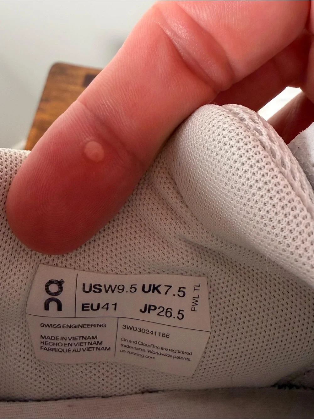On THE ROGER Centre Court Women’s 9.5 White Woodrose Sneakers CloudTec
